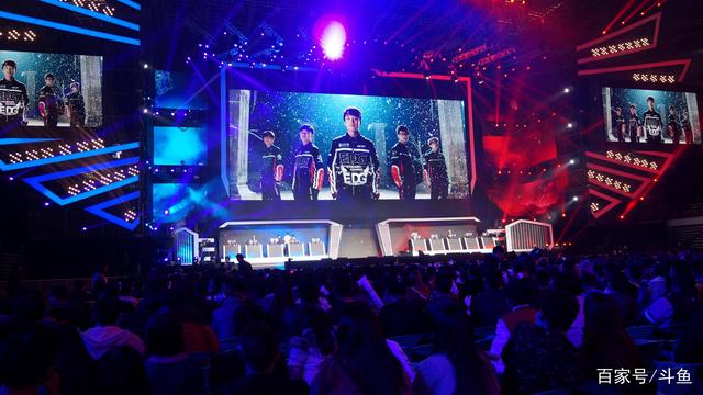 战斗歌曲开始了！单王被狼X战神Jax锁定。团队战是1对3。双方进入最后一轮